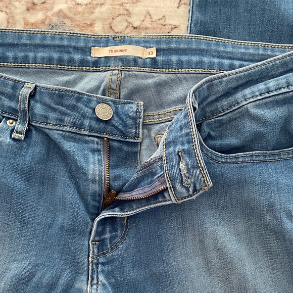 Levi's Light Blue Denim Jeans - Picture 4 of 11